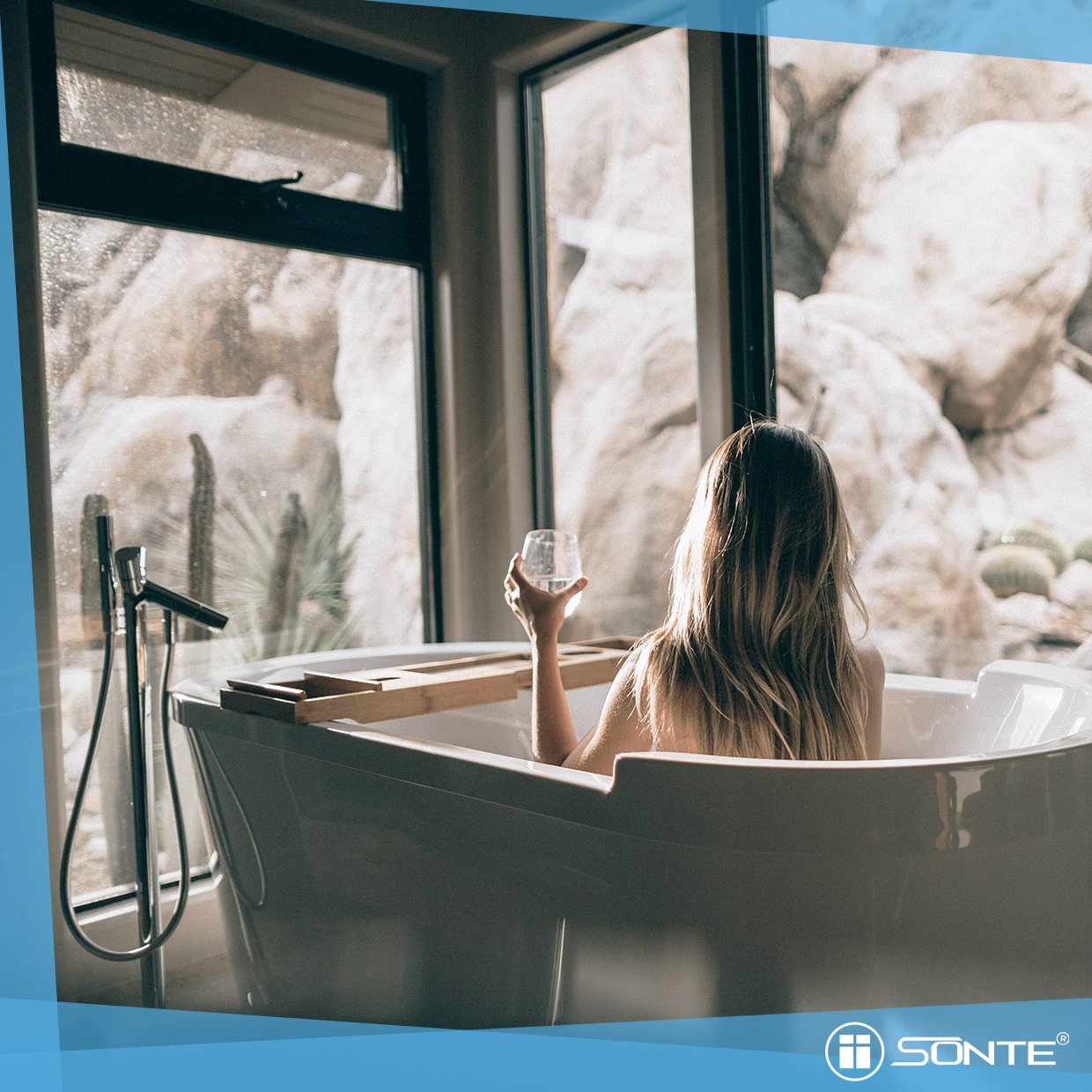 Der Wellnessbereich diese Hotels ist durch schaltbare Folie beliebig blickdicht schaltbar.