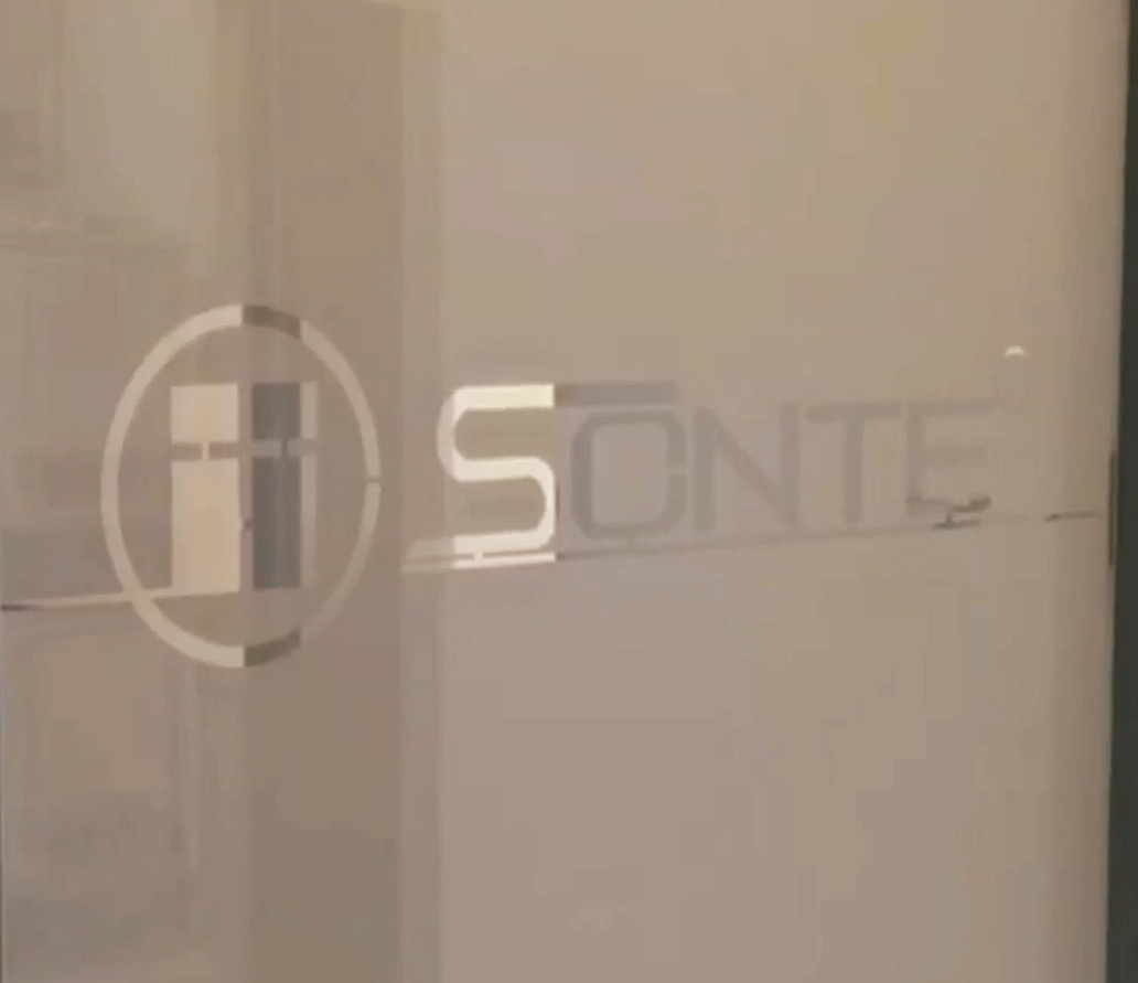 Smartfilm mit schaltbarem Logo, hier Logo durchsichtig, übrige Fläche blickdicht geschaltet