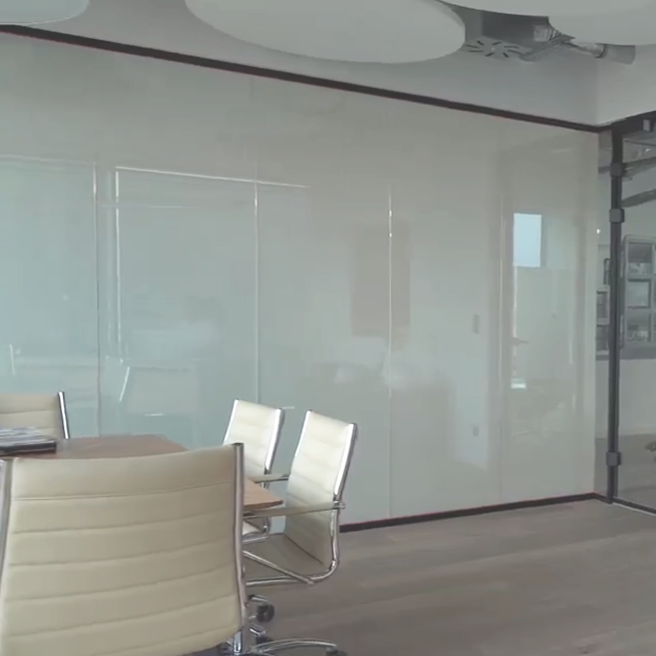 Büro mit Glastrennwand mit schaltbarer Folie Smartfilm im ausgeschalteten, blickdichten Zustand